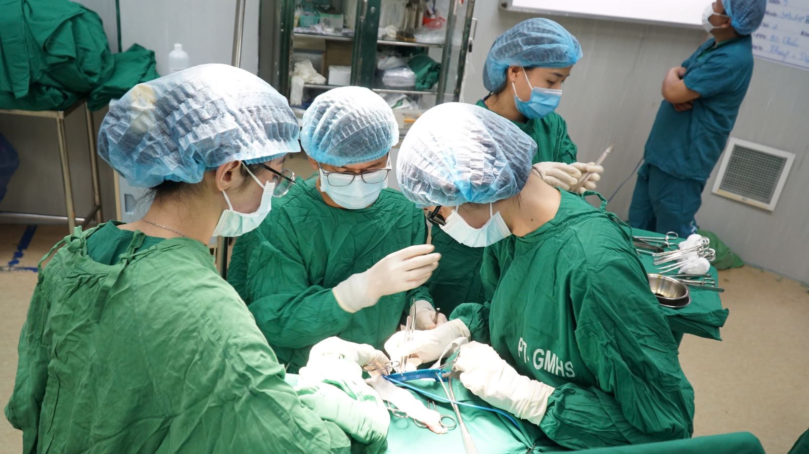 Việc chú trọng đào tạo chuyên sâu và  nâng cao các kỹ thuật cao cho đội ngũ bác sĩ cũng được ngành Y tế tỉnh Đắk Lắk hết sức chú trọng.