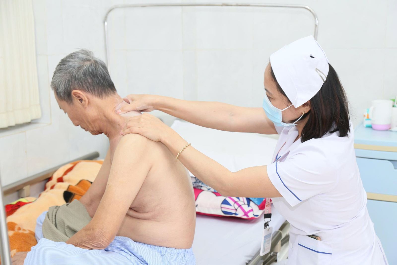 Sự tận tâm của đội ngũ y, bác sĩ cùng chất lượng khám chữa bệnh ngày càng được nâng cao giúp người bệnh yên tâm điều trị tại Bệnh viện Đa khoa vùng Tây Nguyên.