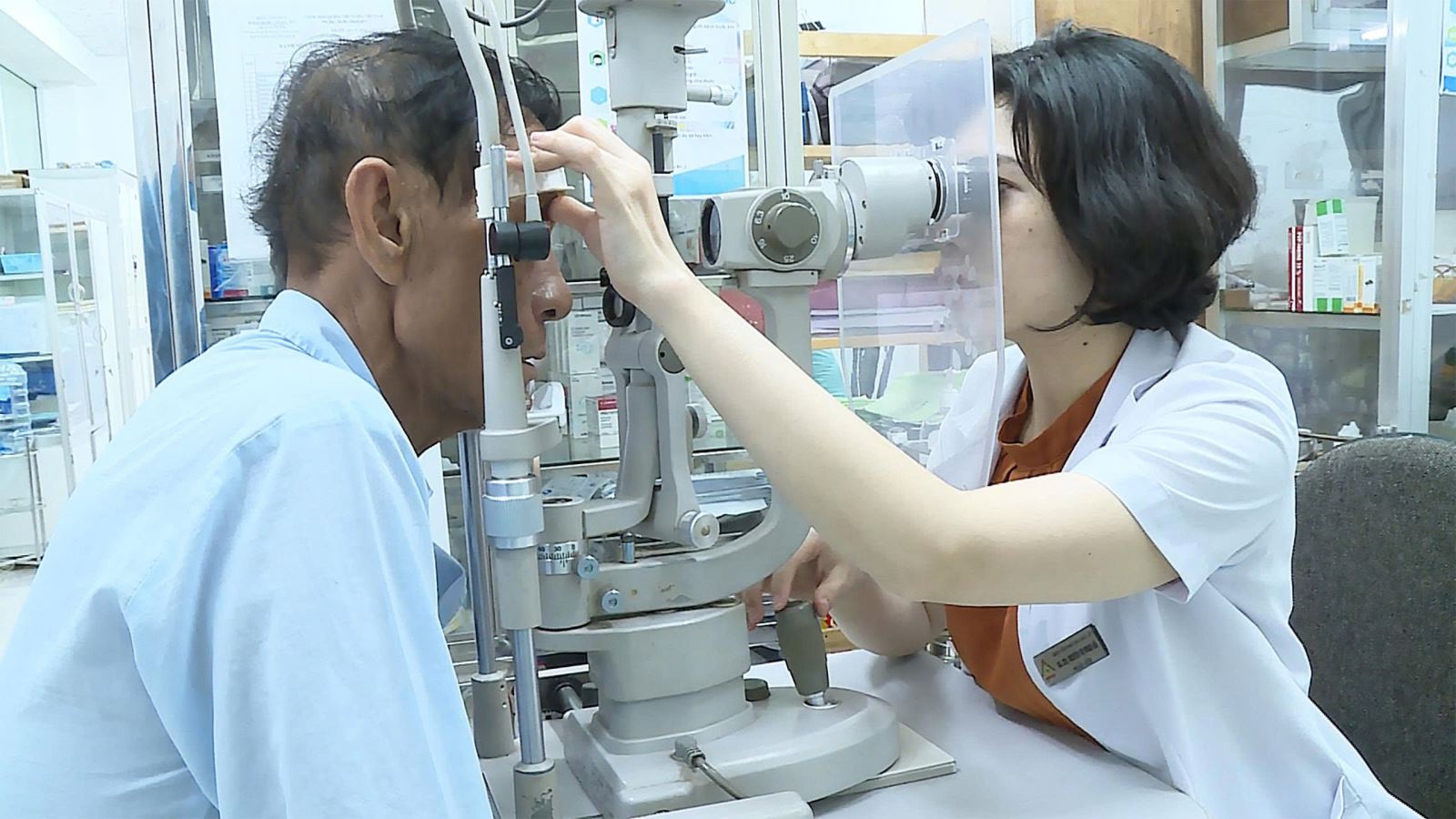 Bác sĩ thăm khám cho ông C.H.Đ (xã Ea Na, tỉnh Đắk Lắk).