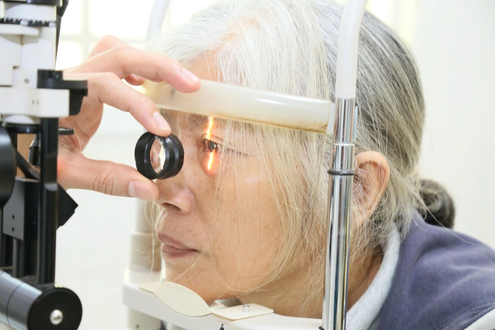 Bà T thăm khám tại Bệnh viện Mắt Đắk Lắk.