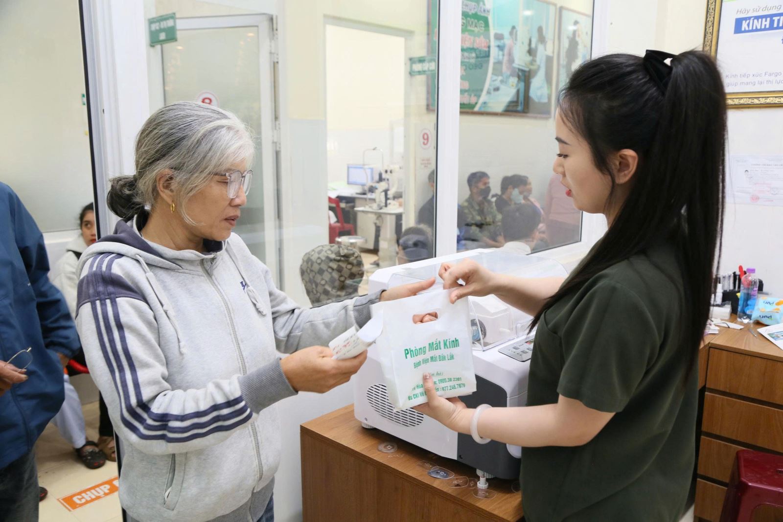 Bà T lấy thuốc sau khi thăm khám xong.