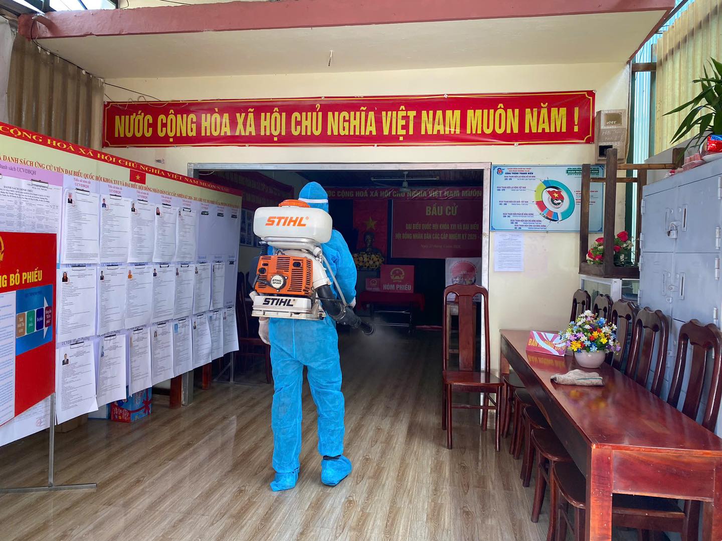 Công tác vệ sinh môi trường, phun khử khuẩn tại tất cả các điểm bỏ phiếu được hoàn thành, góp phần bảo đảm cho ngày bầu cử diễn ra an toàn.