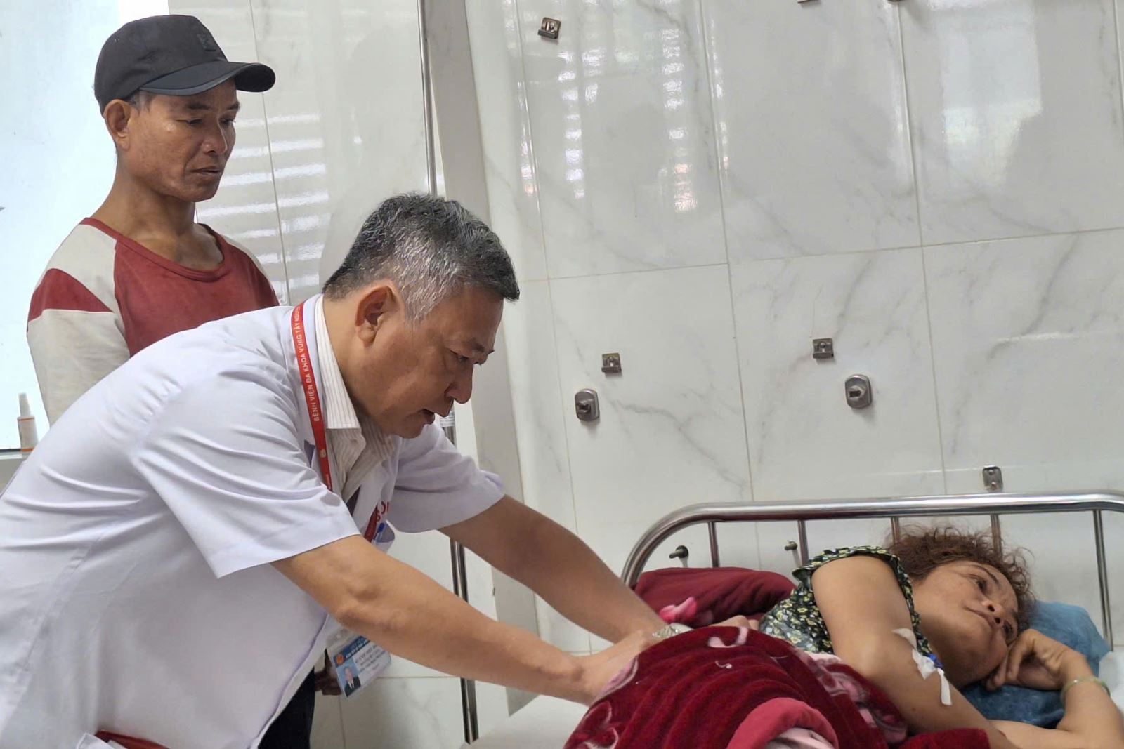 Bác sĩ CKII Huỳnh Như Đồng, Trưởng Khoa ngoại thần kinh, BVĐK vùng Tây Nguyên kiểm tra vết thương sau phẫu thuật cho bệnh nhân.