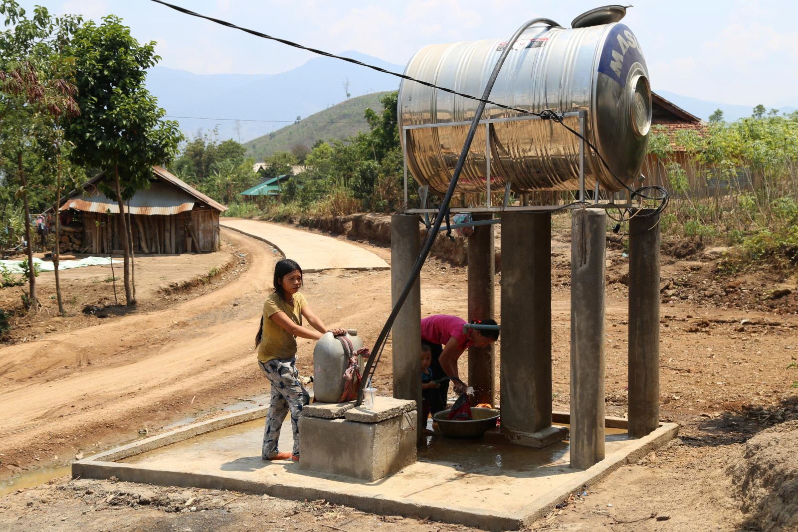 phần lớn người dân vẫn đang sử dụng các nguồn nước nhưng chưa được xử lý đạt chuẩn nước sạch.