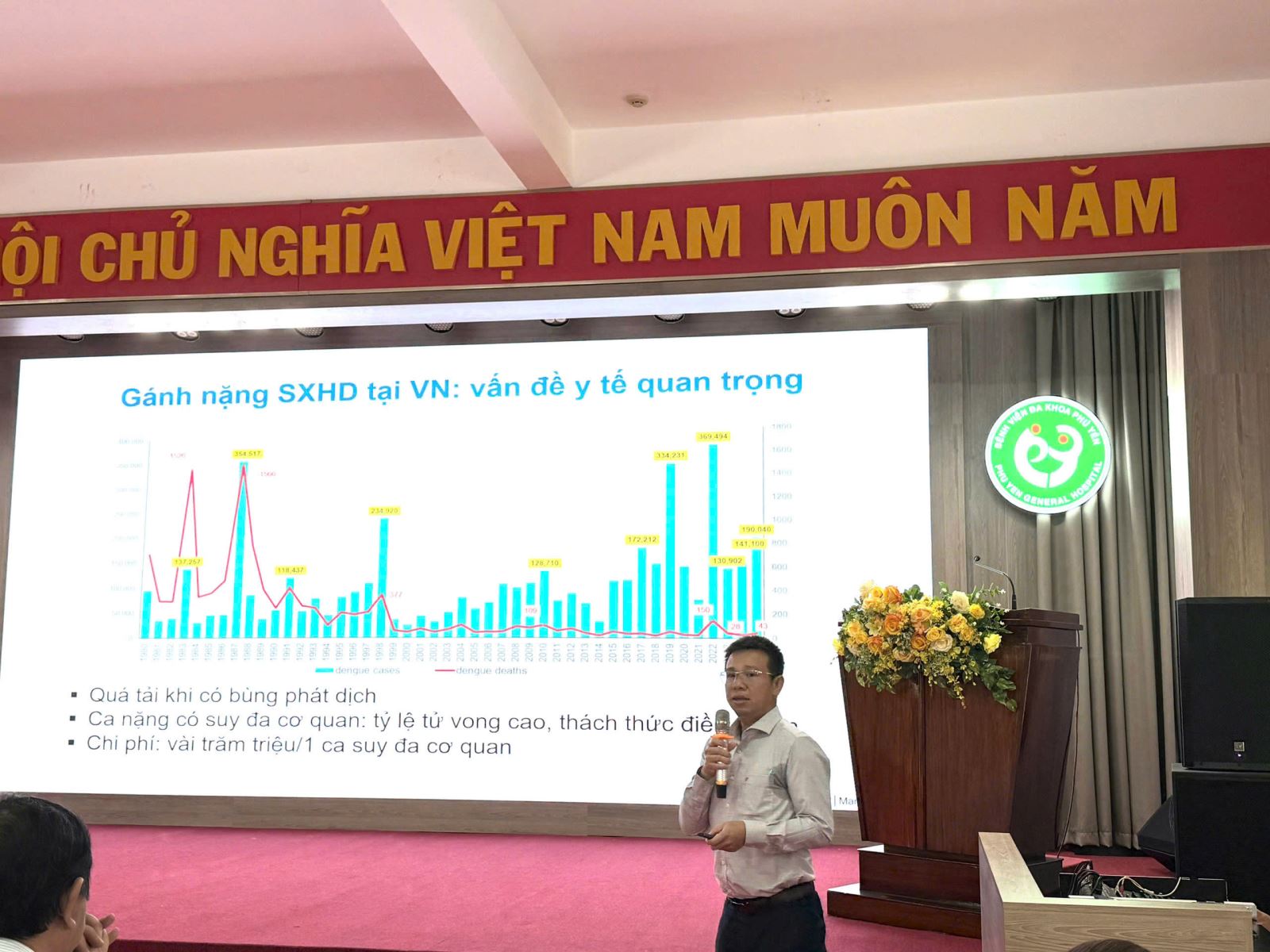 Báo cáo viên của Bệnh viện bệnh Nhiệt đới thành phố Hồ Chí Minh chia sẻ tại hội nghị.