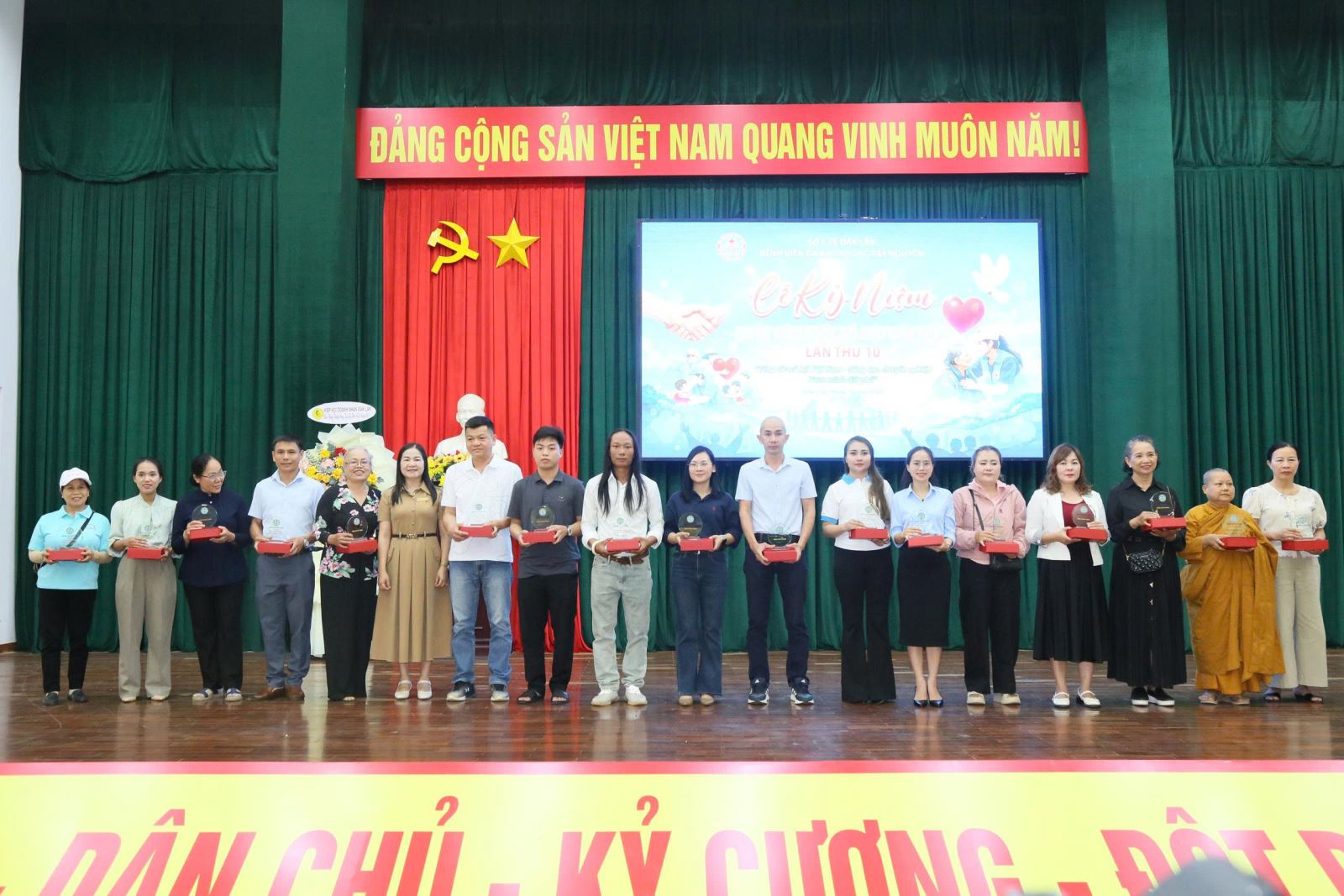Ban giám đốc Bệnh viện Đa khoa vùng Tây Nguyên tặng kỷ niệm chương cho các mạnh thường quân đã có đóng góp tích cực trong công tác thiện nguyện.