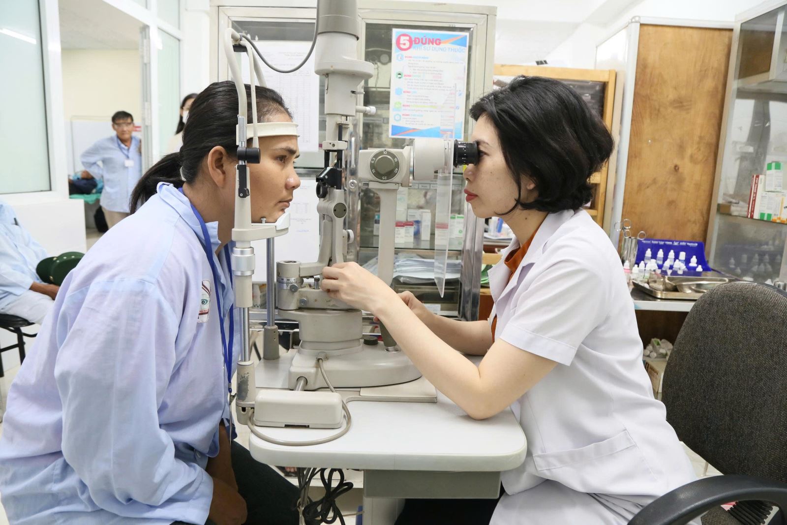 Bác sĩ thăm khám cho chị H’B Bya.