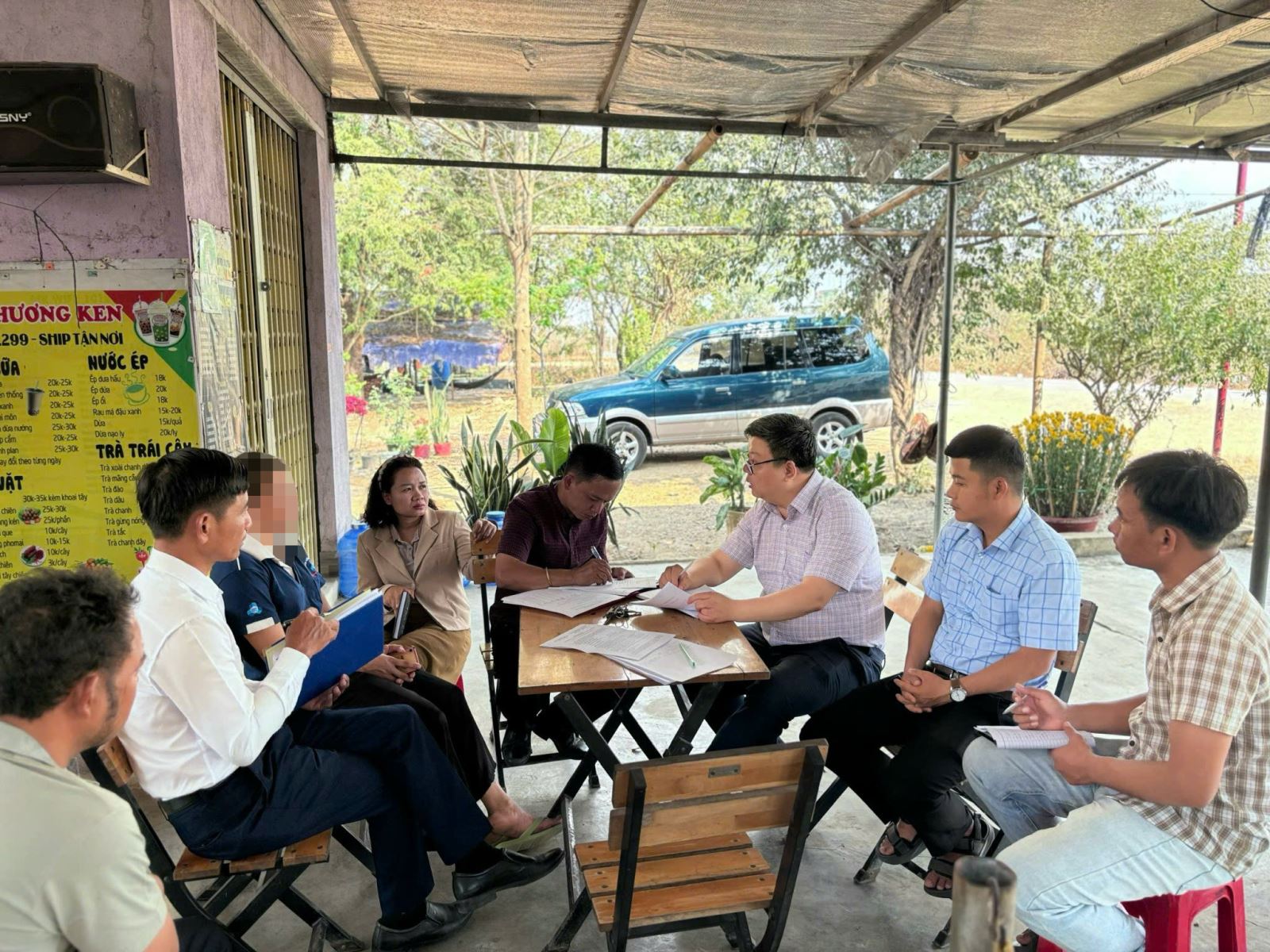 Lực lượng chức năng tiến hành điều tra, giám sát ca bệnh tử vong do dại ở xã Buôn Đôn.