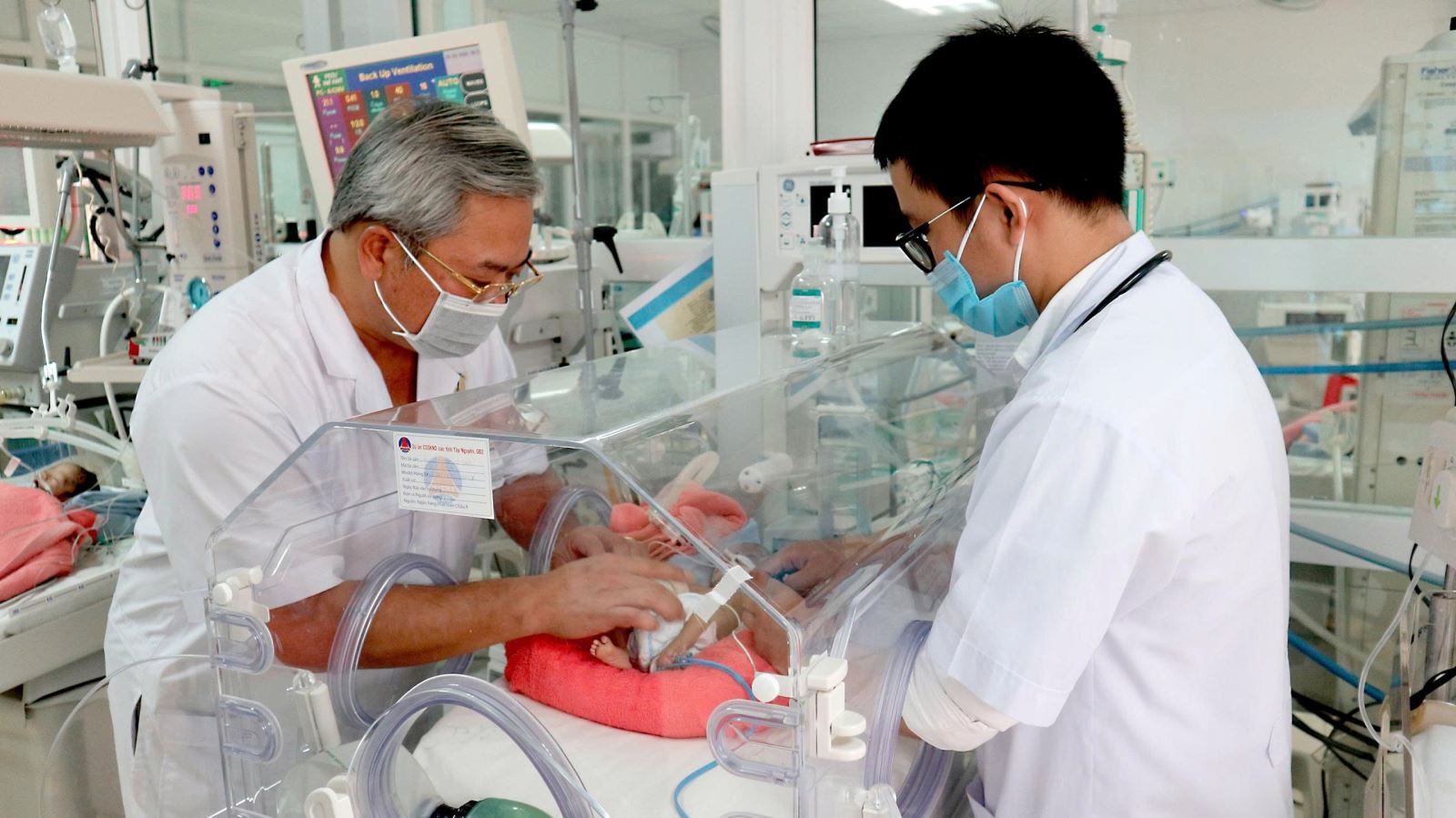 TTƯT, Bác sĩ CKII Hoàng Ngọc Anh Tuấn khám cho bệnh nhi.