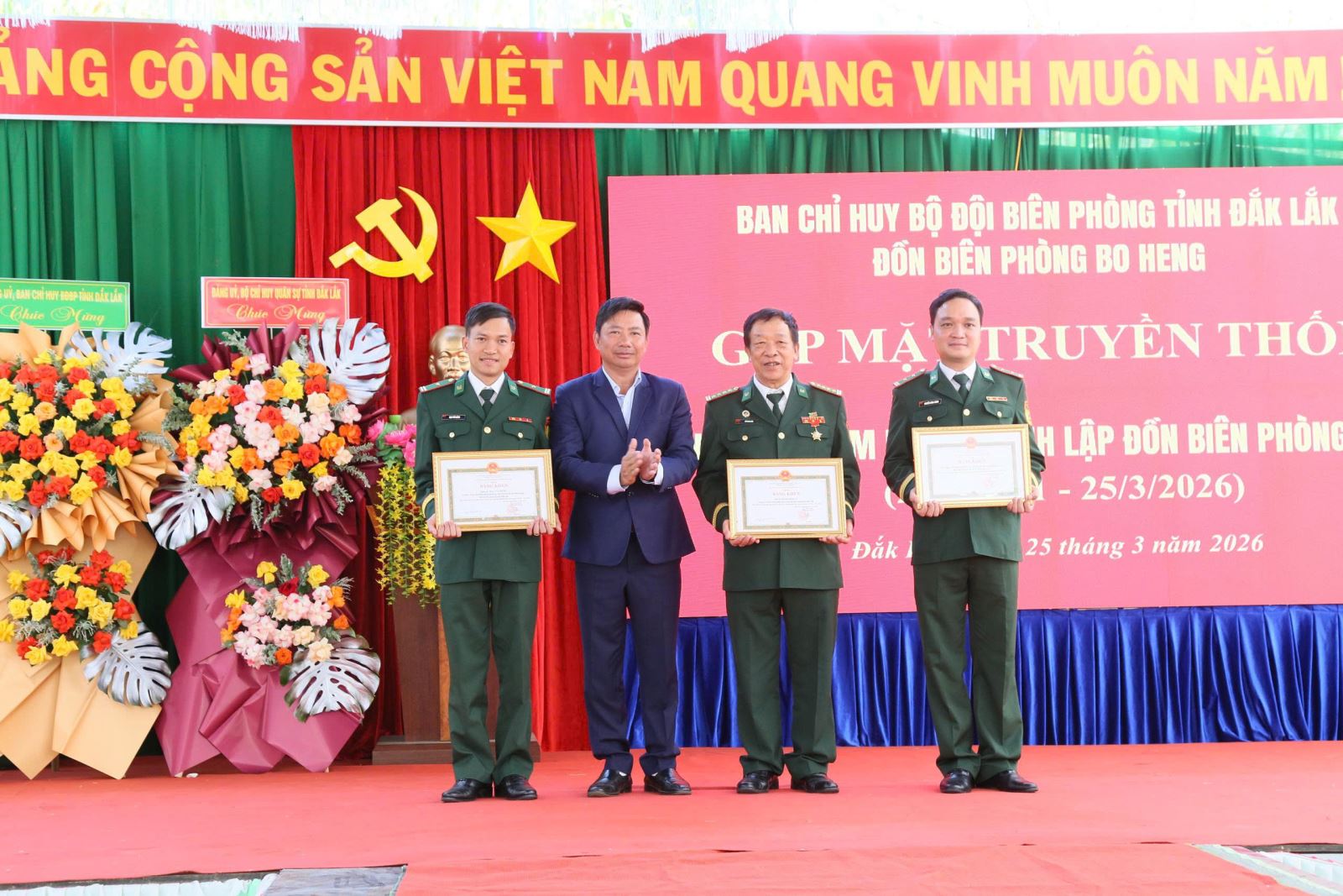 ông Nguyễn Thượng Hải - UVBTV, Trưởng Ban Tổ chức Tỉnh ủy đã trao Bằng khen của Chủ tịch UBND tỉnh cho các cá nhân và tập thể vì đã có thành tích xuất sắc trong thực hiện nhiệm vụ quản lý, bảo vệ chủ quyền lãnh thổ, an ninh biên giới quốc gia.