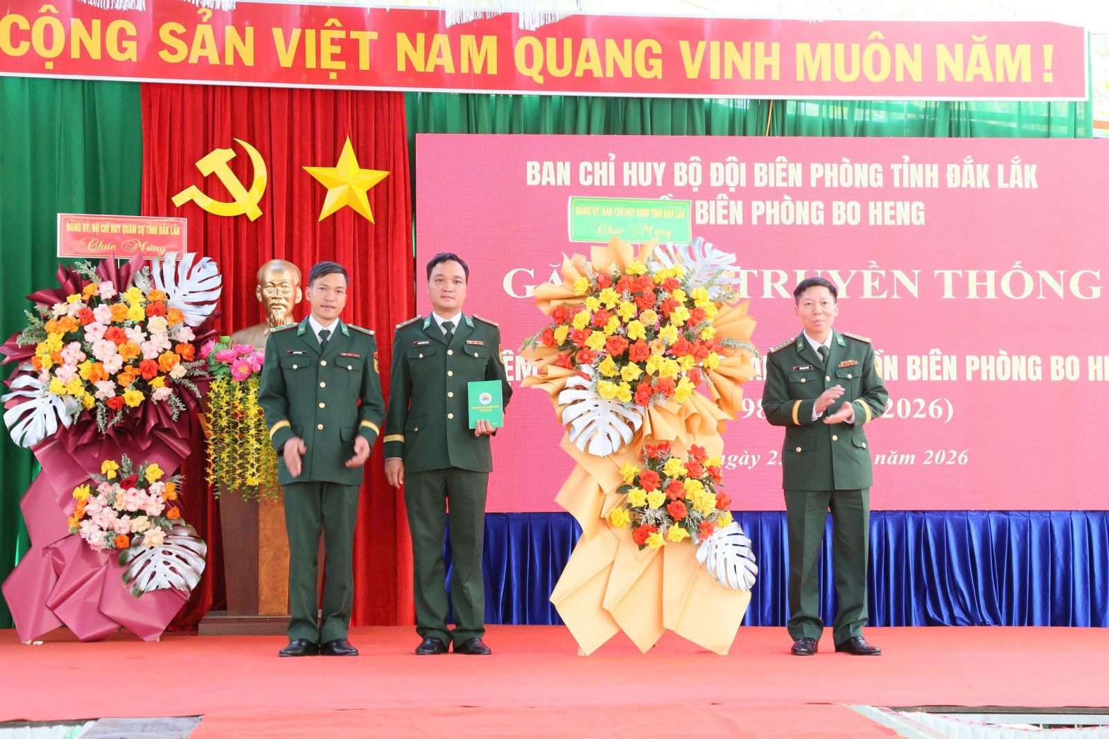 Đảng ủy, Ban chỉ huy Bộ đội Biên phòng tỉnh trao tặng hoa cho Ban chỉ huy Đồn Biên phòng Bo Heng.