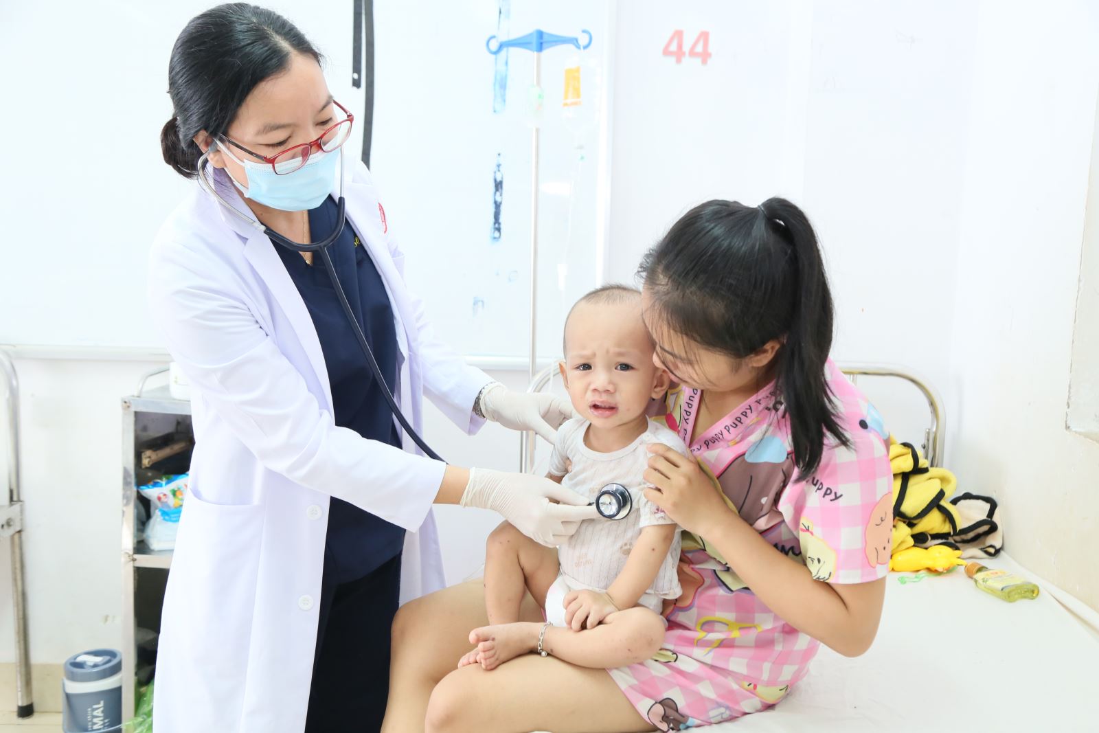 Trẻ mắc bệnh tay chân miệng được chăm sóc và điều trị tại Bệnh viện Đa khoa vùng Tây Nguyên.