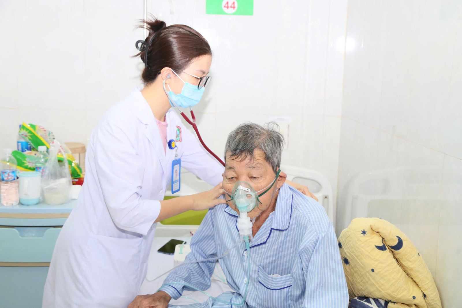 Bệnh nhân bị viêm phổi đang được điều trị tại Khoa Lão, Bệnh viện Đa khoa vùng Tây Nguyên.