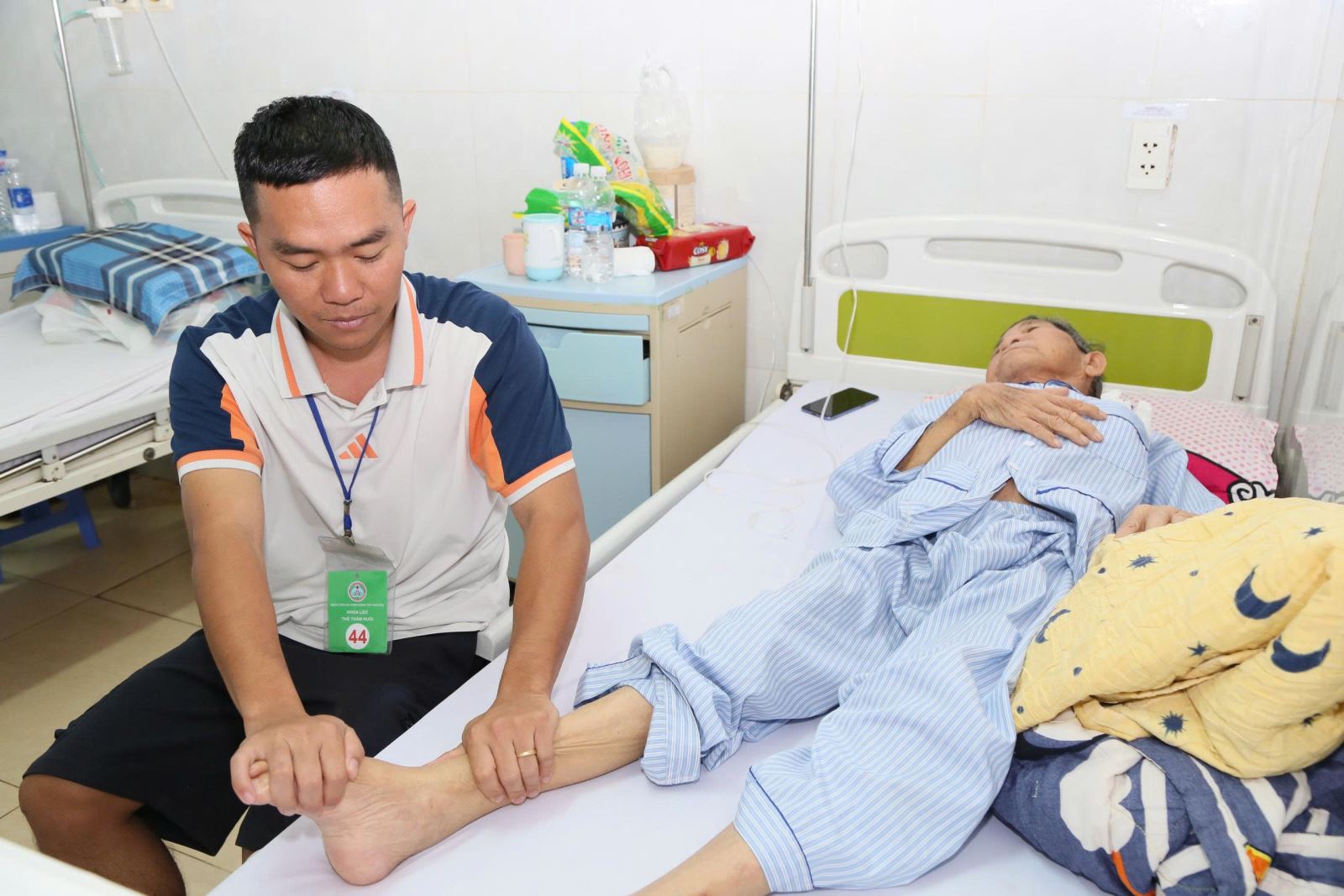 Người nhà chăm sóc cho bệnh nhân bị viêm phổi.