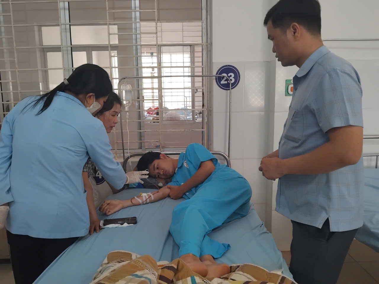 Ông Trần Quang Hưng, Phó Trưởng phòng An toàn thực phẩm (Sở Y tế Đắk Lắk) trực tiếp kiểm tra, chỉ đạo công tác xử lý vụ nghi ngộ độc thực phẩm tại xã Ea H’leo.