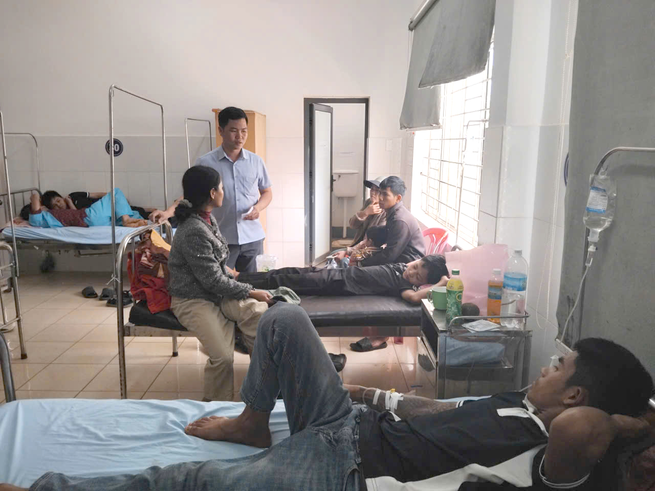Các bệnh nhân nghi ngộ độc thực phẩm đang được điều trị tại Trung tâm Y tế Ea H’leo.