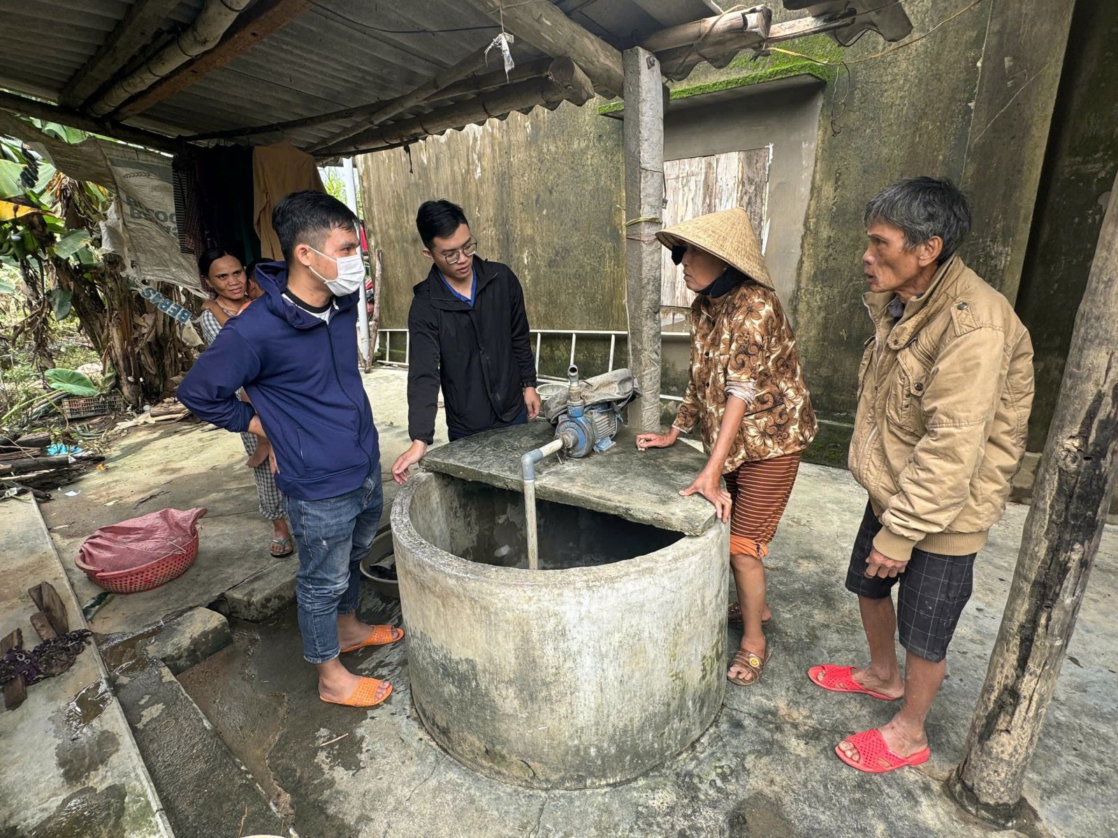 Từ nguồn nước không đảm bảo, nhiều hộ dân đã chủ động đầu tư công trình nước sạch phục vụ sinh hoạt.