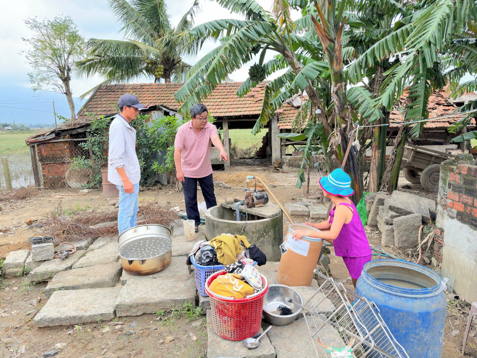 Cán bộ y tế hướng dẫn người dân xã Hòa Xuân xử lý, sử dụng nước sạch đảm bảo vệ sinh trong sinh hoạt.