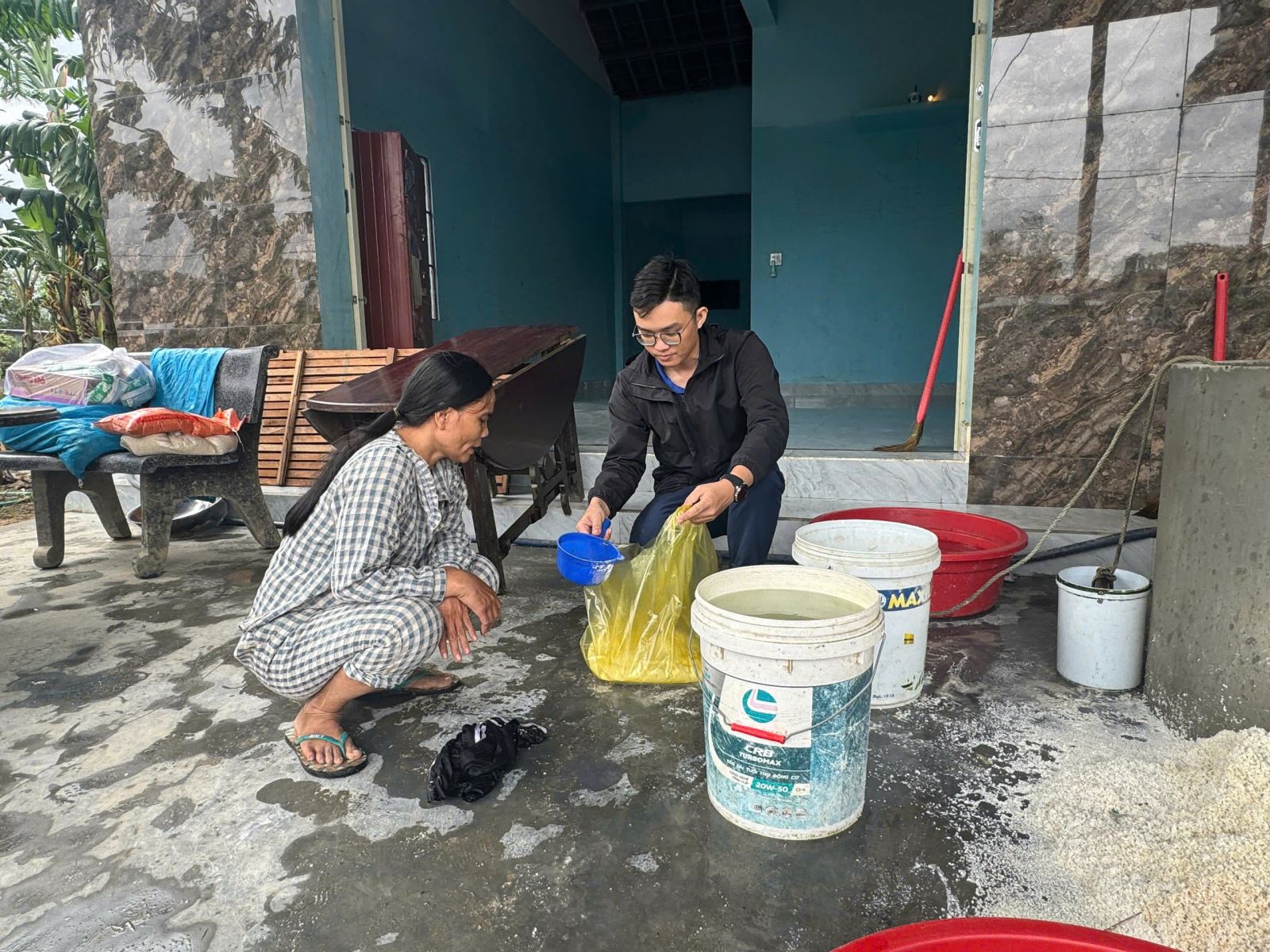 Hướng dẫn người dân xử lý nước sinh hoạt là một trong những giải pháp góp phần hoàn thành tiêu chí môi trường trong xây dựng nông thôn mới.