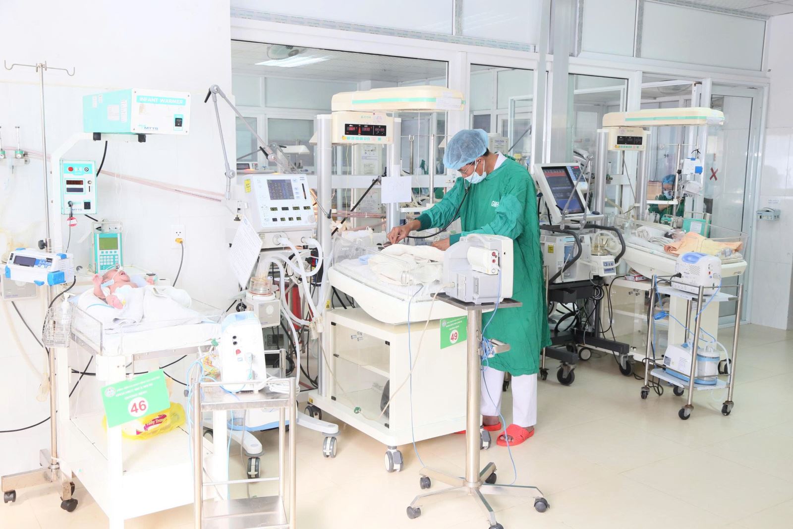 Chăm sóc trẻ sơ sinh tại phòng NICU – BVĐK Vùng Tây Nguyên.