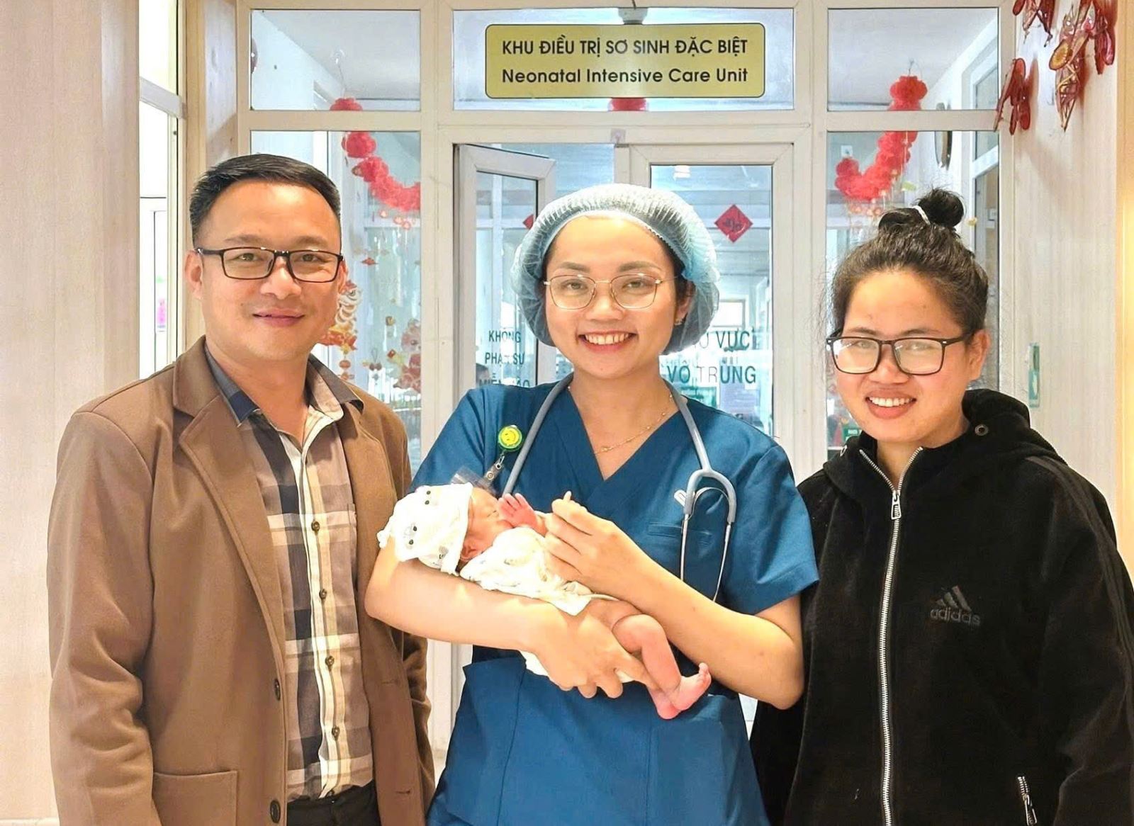 Thạc sĩ, Bác sĩ Trần Thị Mỹ Giêng cùng em bé sinh non (27 tuần) được xuất viện.