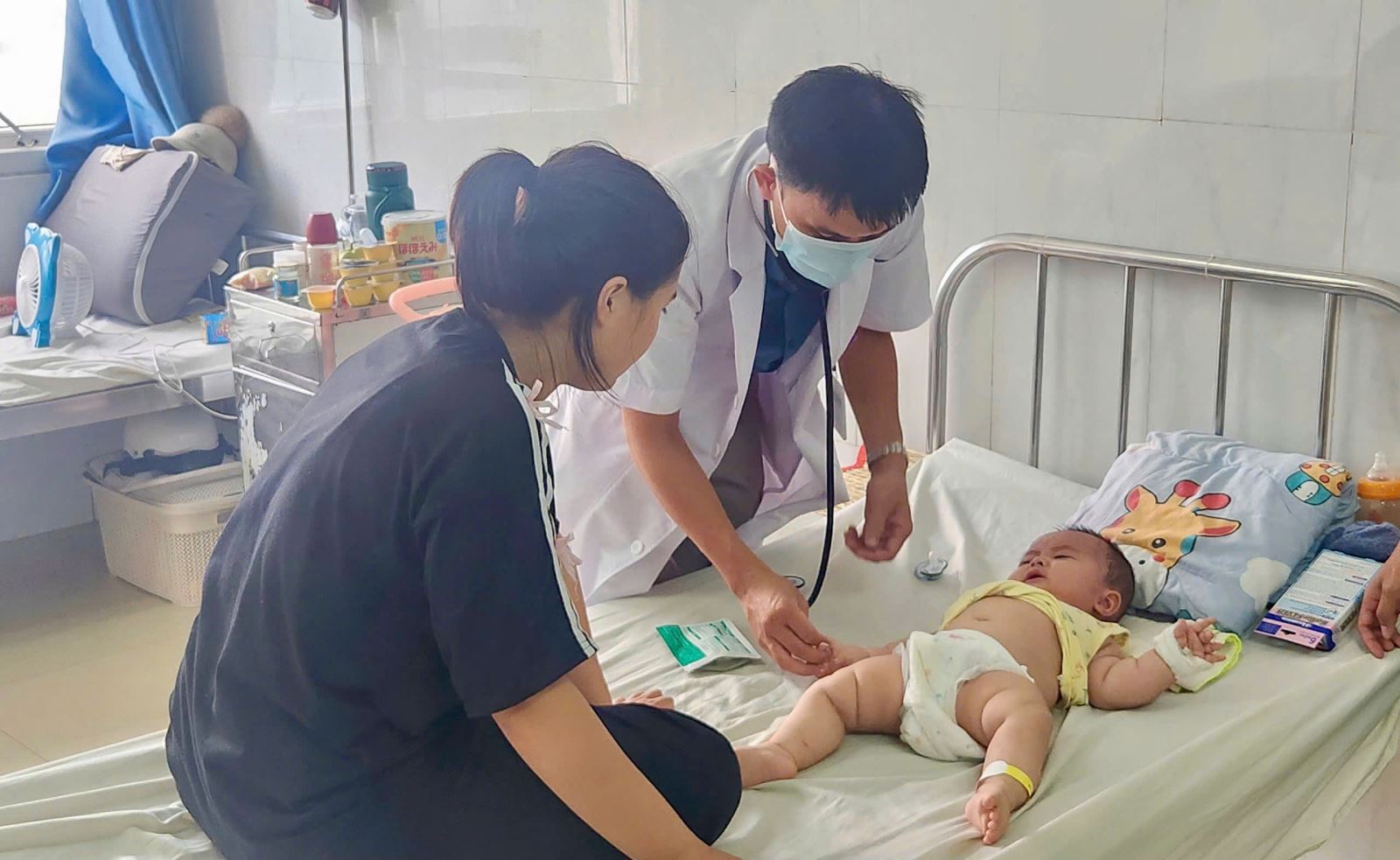 Trẻ mắc bệnh tay chân miệng cần nhập viện sớm khi có dấu hiệu sốt cao không đáp ứng với điều trị, giật mình chới với, run chi.