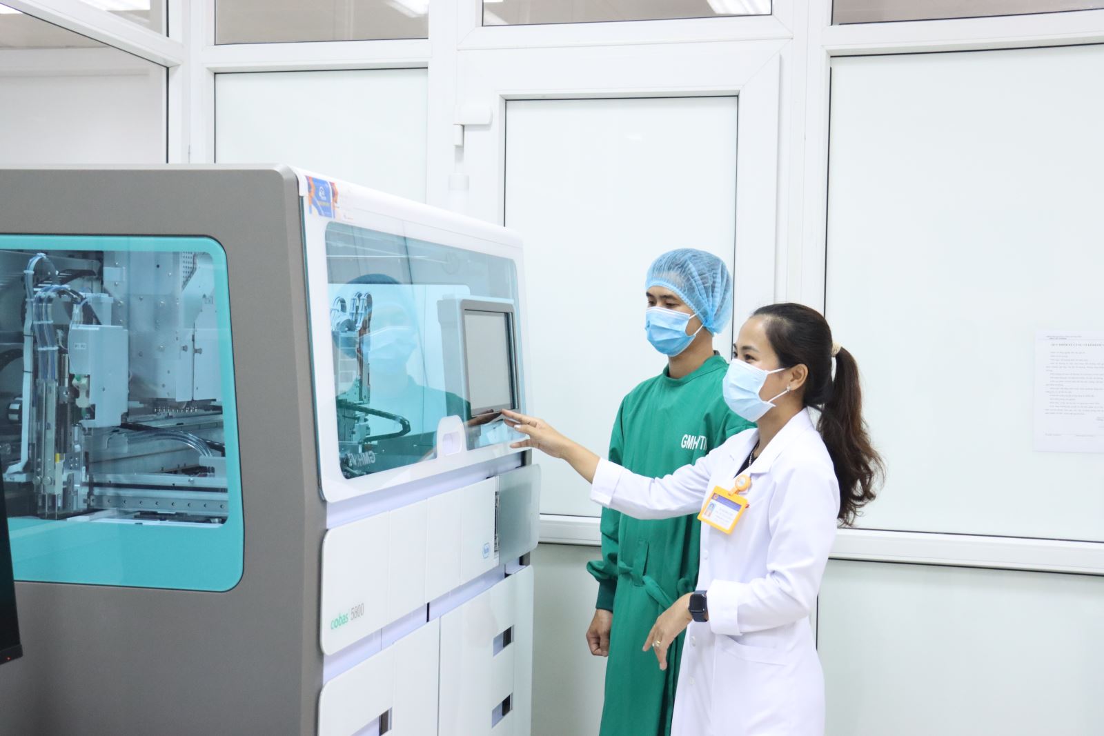 Hệ thống xét nghiệm tại Bệnh viện Đa khoa vùng Tây Nguyên được trang bị máy móc hiện đại.