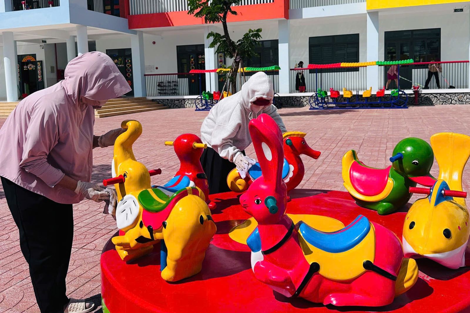 Giáo viên trường mầm non Bình Kiến thực hiện công tác vệ sinh khử khuẩn phòng bệnh TCM.