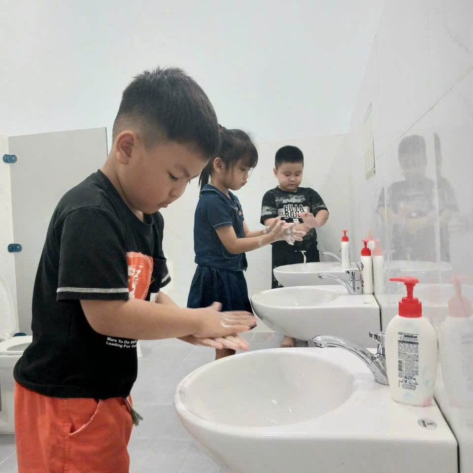 Trẻ mầm non thực hành rửa tay với xà phòng tại trường học