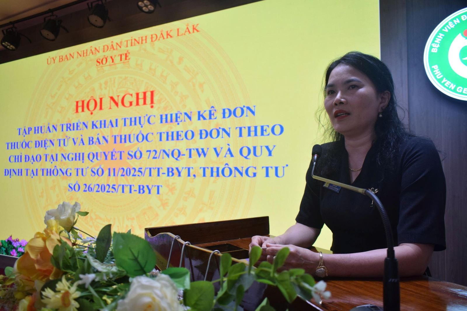 Bs.CKII Phạm Thị Tuyết Nhung, Trưởng phòng Nghiệp vụ Y Dược, Sở Y tế tỉnh Đắk Lắk phát biểu khai mạc hội nghị.