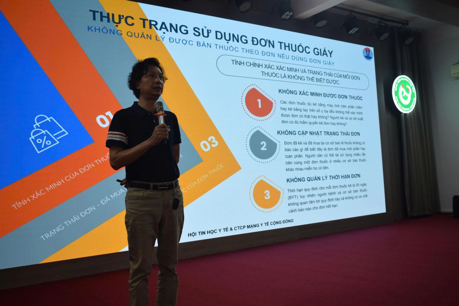 Ông Nguyễn Hữu Trọng, Tổng thư ký Hội tin học y tế Việt Nam báo cáo viên tại hội nghị tập huấn.