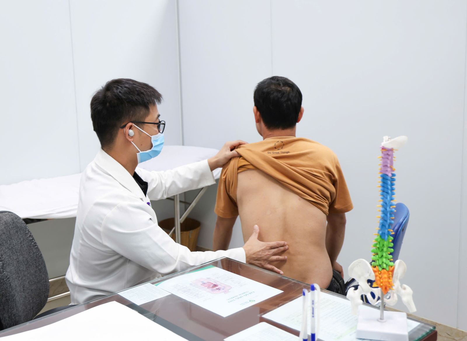 Bác sĩ thăm khám cho bệnh nhân mắc các bệnh lý cột sống.