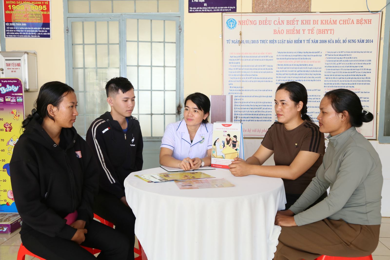 Cán bộ y tế tư vấn sức khỏe tiền hôn nhân cho các bạn trẻ tại điểm y tế Ea Nuôl.