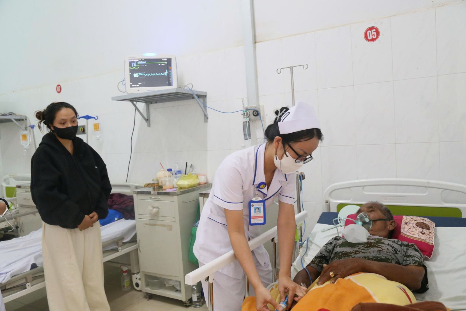 Khi có các dấu hiệu nghi ngờ như sốt cao đột ngột, đau đầu, đau mỏi người, buồn nôn hoặc xuất huyết dưới da, người dân cần đến ngay cơ sở y tế để được khám, chẩn đoán và điều trị kịp thời.