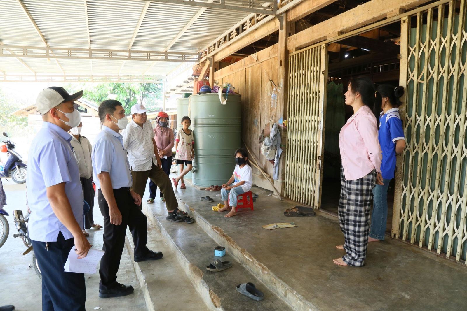 Cán bộ Trung tâm Kiểm soát bệnh tật tỉnh Đắk Lắk điều tra dịch tễ tại thôn 20 xã Ea Riêng.