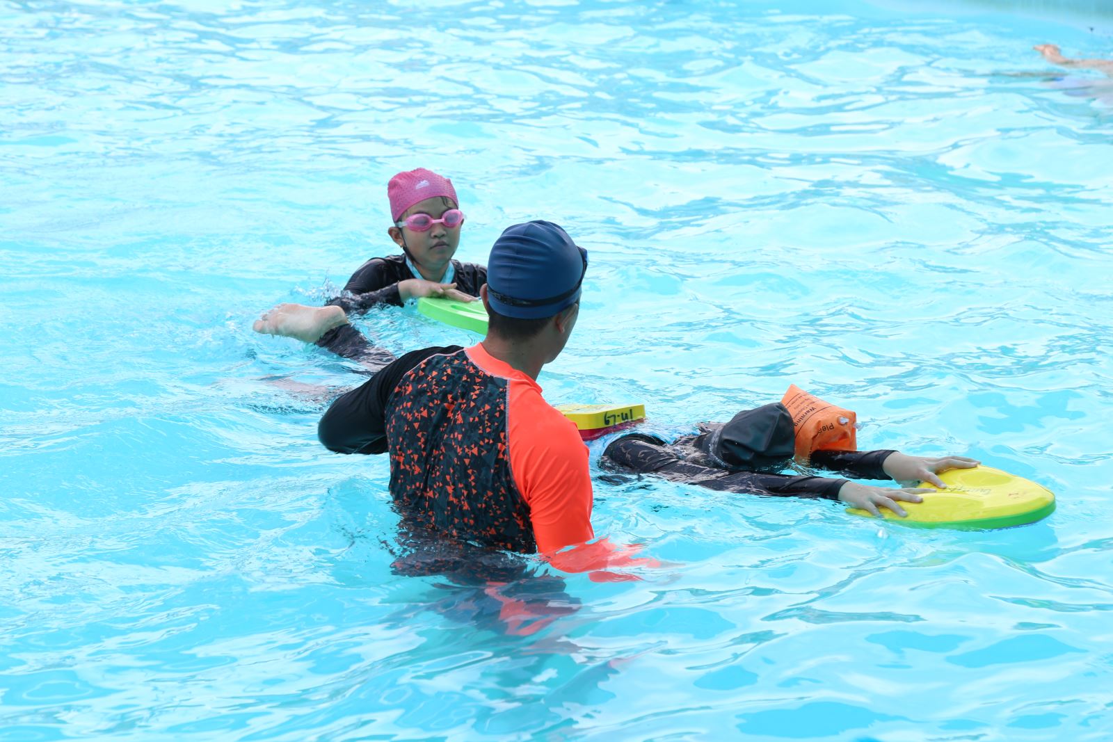 Trang bị cho trẻ kĩ năng bơi.