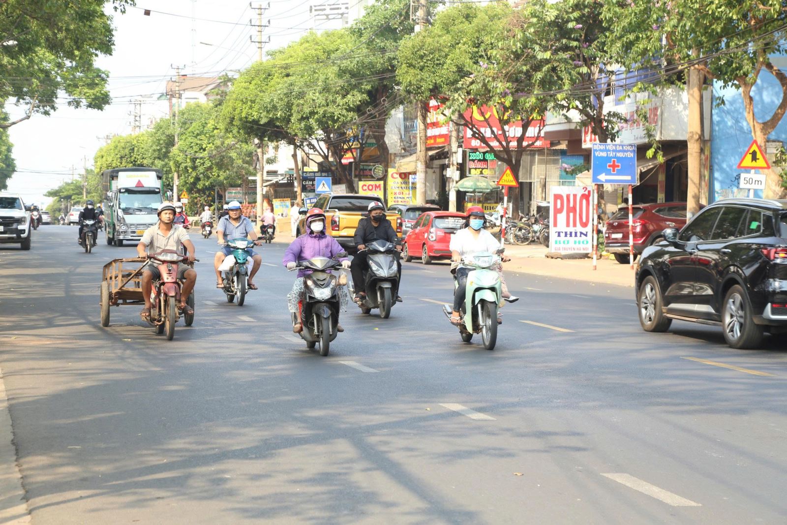 Để phòng ngừa sốc nhiệt, người dân cần hạn chế ra ngoài vào lúc trời nắng nóng cao điểm. Nếu bắt buộc đi ra đường phải đội mũ, mặc quần áo chống nắng, đeo khẩu trang,...để phòng ngừa sốc nhiệt