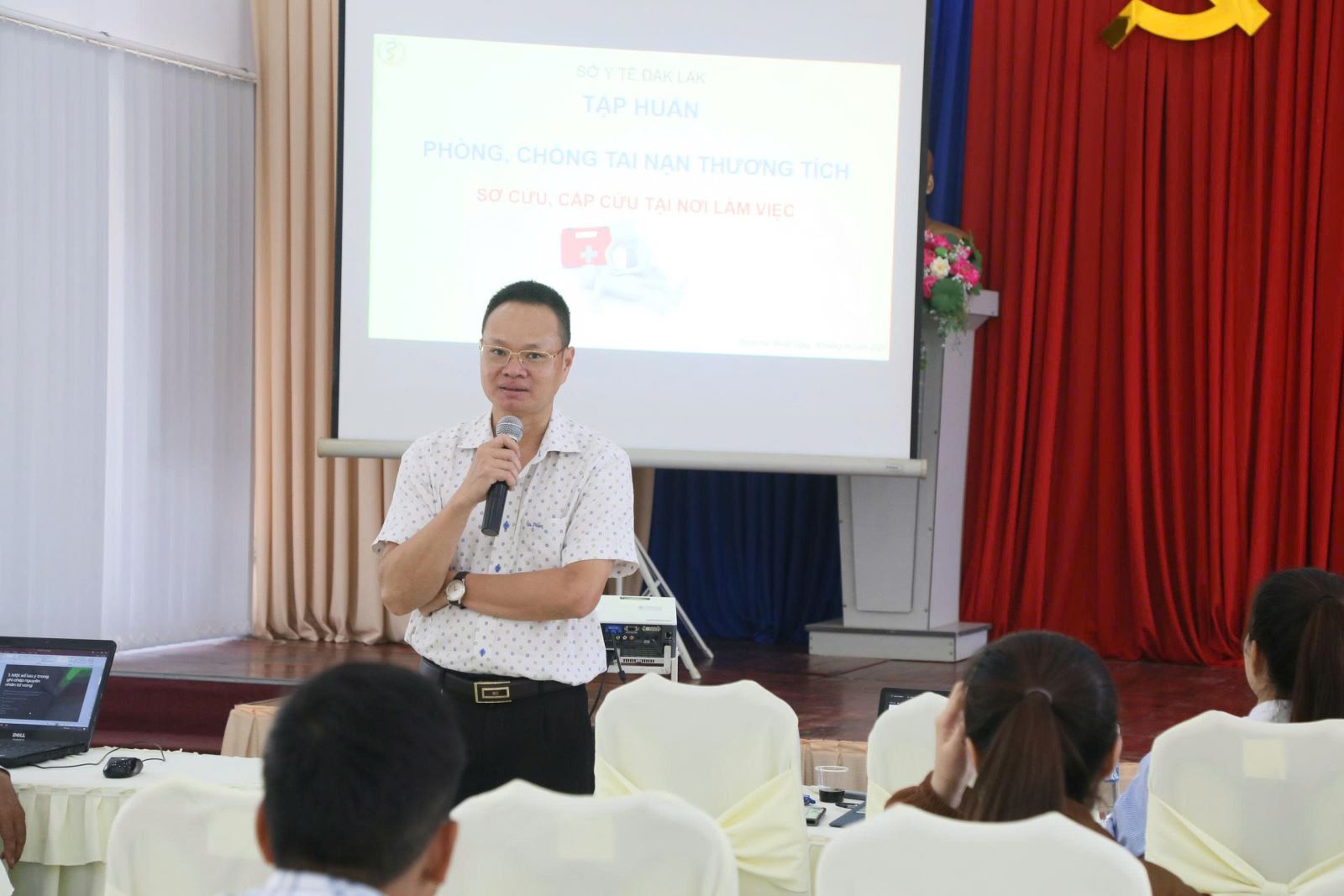 Chú thích ảnh: Trung tâm Kiểm soát bệnh tật tỉnh Đắk Lắk tập huấn phòng chống tai nạn thương tích và cập nhật kỹ năng xử trí say nắng, sốc nhiệt, đột quỵ cho nhân viên y tế.