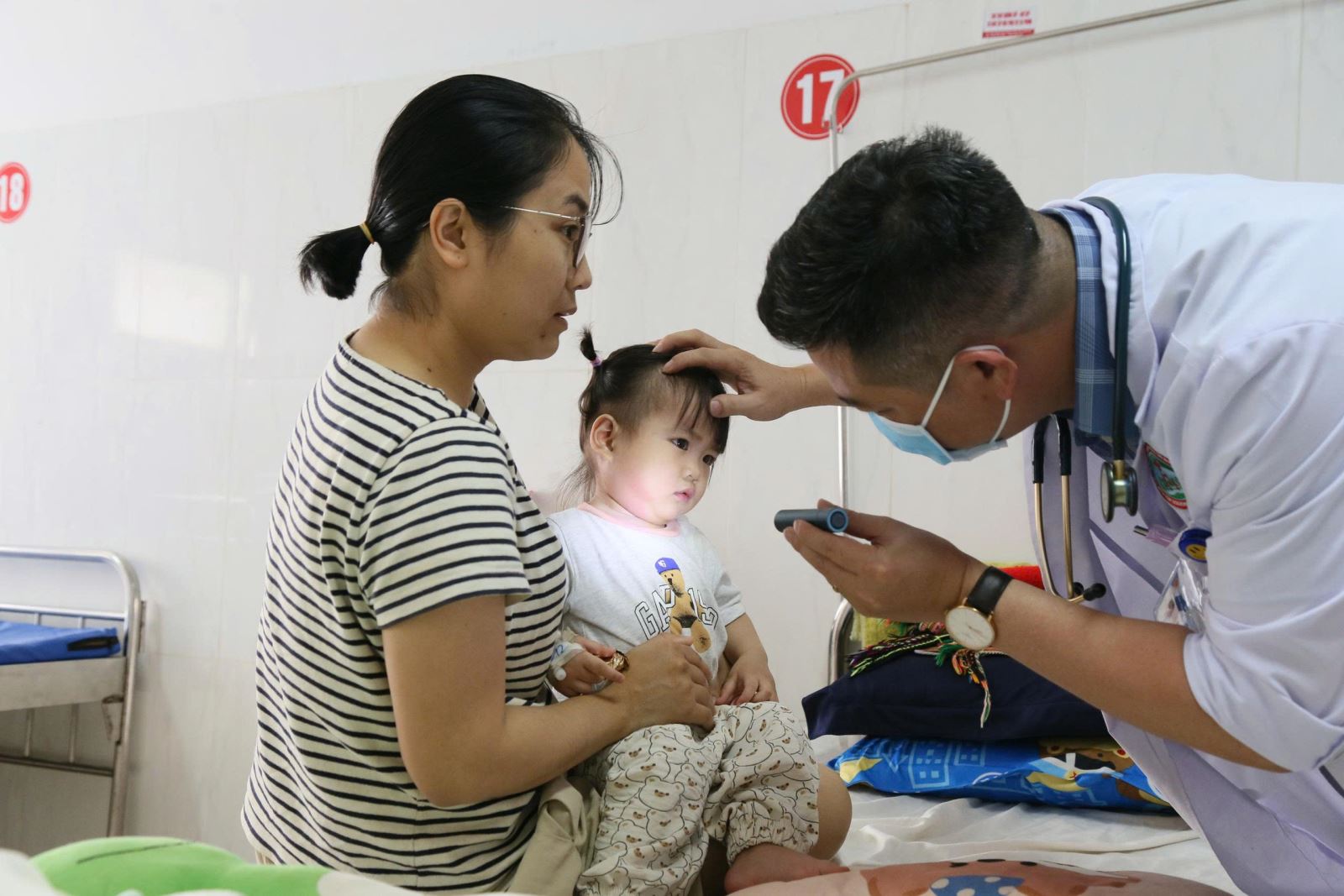 Trẻ bị quai bị rất dễ gặp biến chứng nếu không điều trị đúng cách. Do đó, phụ huynh nên lưu ý chăm sóc đúng cách khi trẻ mắc bệnh.