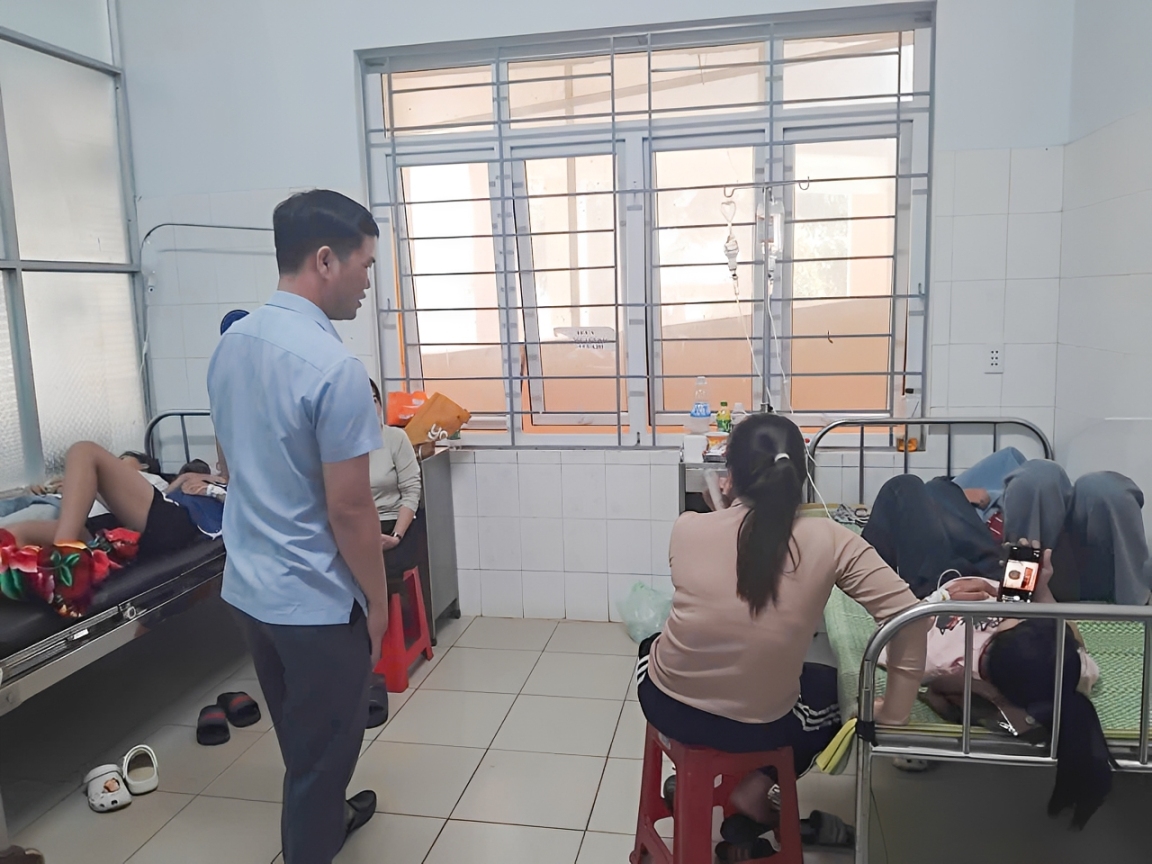 Nhiều bệnh nhân ngộ độc thực phẩm do ăn bánh mì tại hộ kinh doanh tiệm bánh mỳ Q.H nhập viện điều trị.