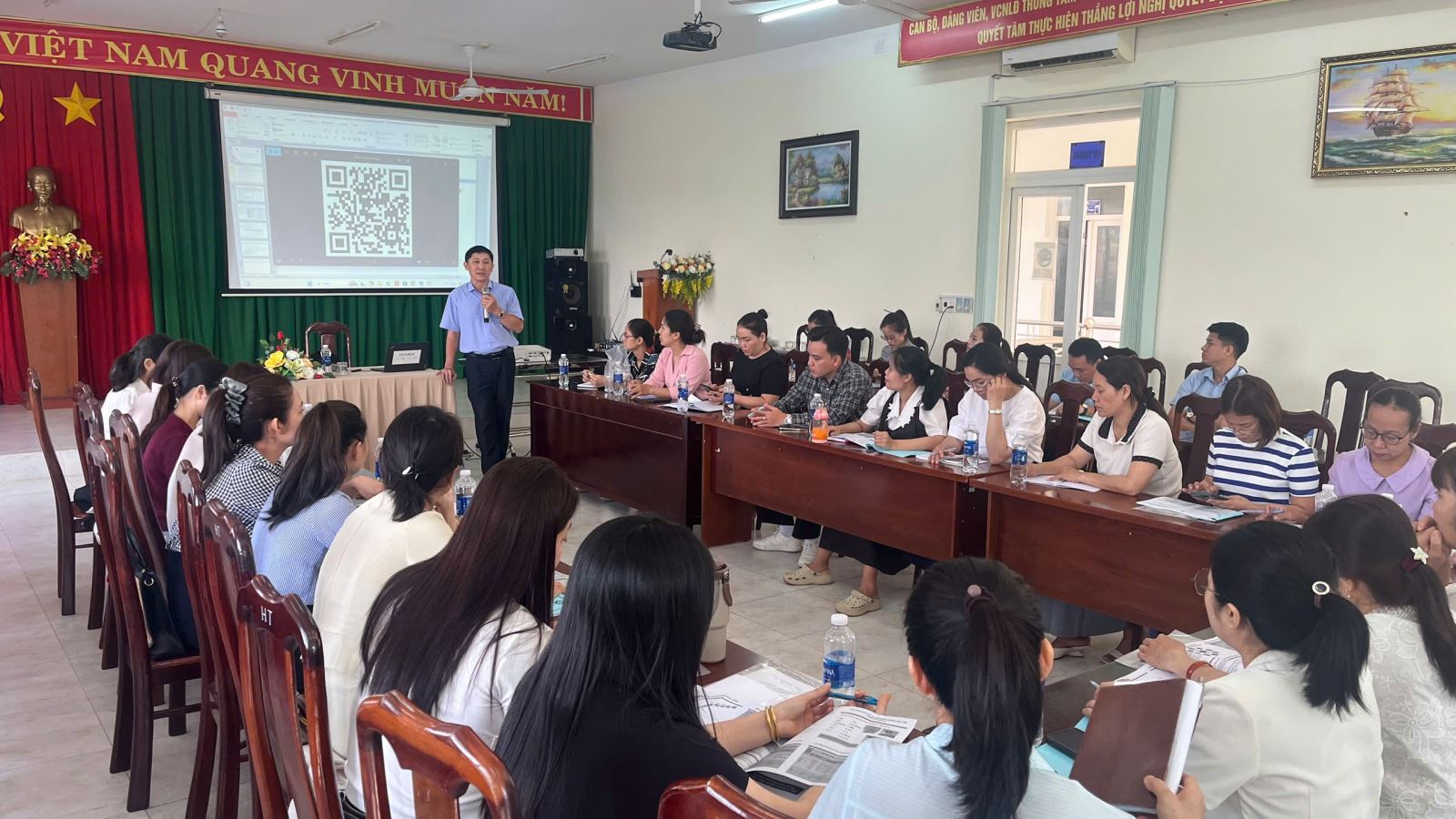 Tập huấn nâng cao năng lực triển khai tiêm chủng mở rộng cho cán bộ y tế cơ sở.