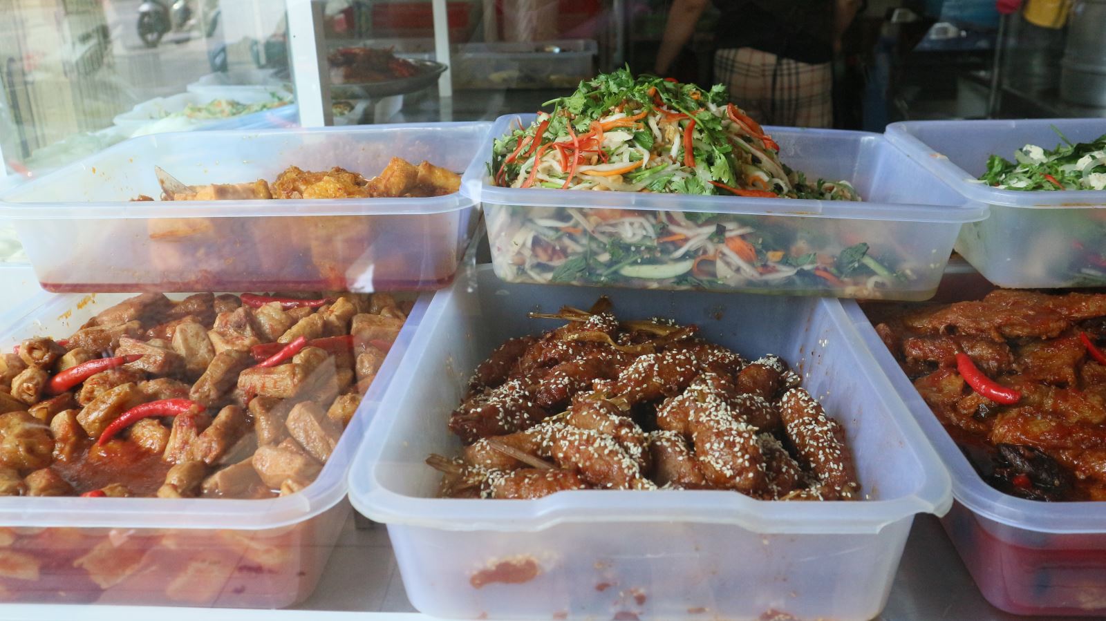 Các cơ sở kinh doanh dịch vụ ăn uống nhỏ lẻ cần tuân thủ đầy đủ các quy định về vệ sinh an toàn thực phẩm, thực phẩm chế biến xong cần được che đậy cẩn thận.