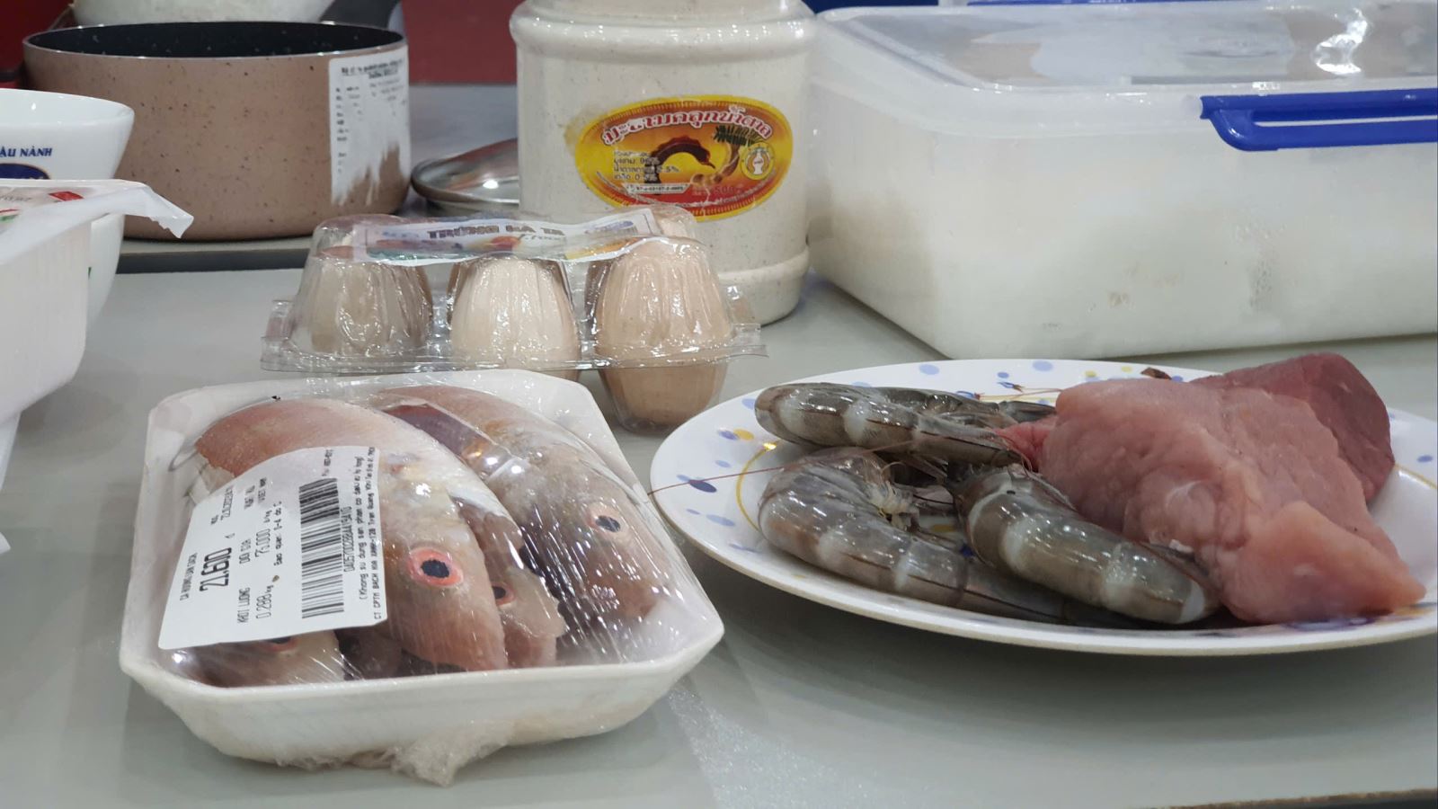 Đối với thực phẩm tươi sống, cần lựa chọn nguồn cung uy tín, không mua các sản phẩm có dấu hiệu ôi thiu, biến đổi màu sắc hoặc có mùi lạ.