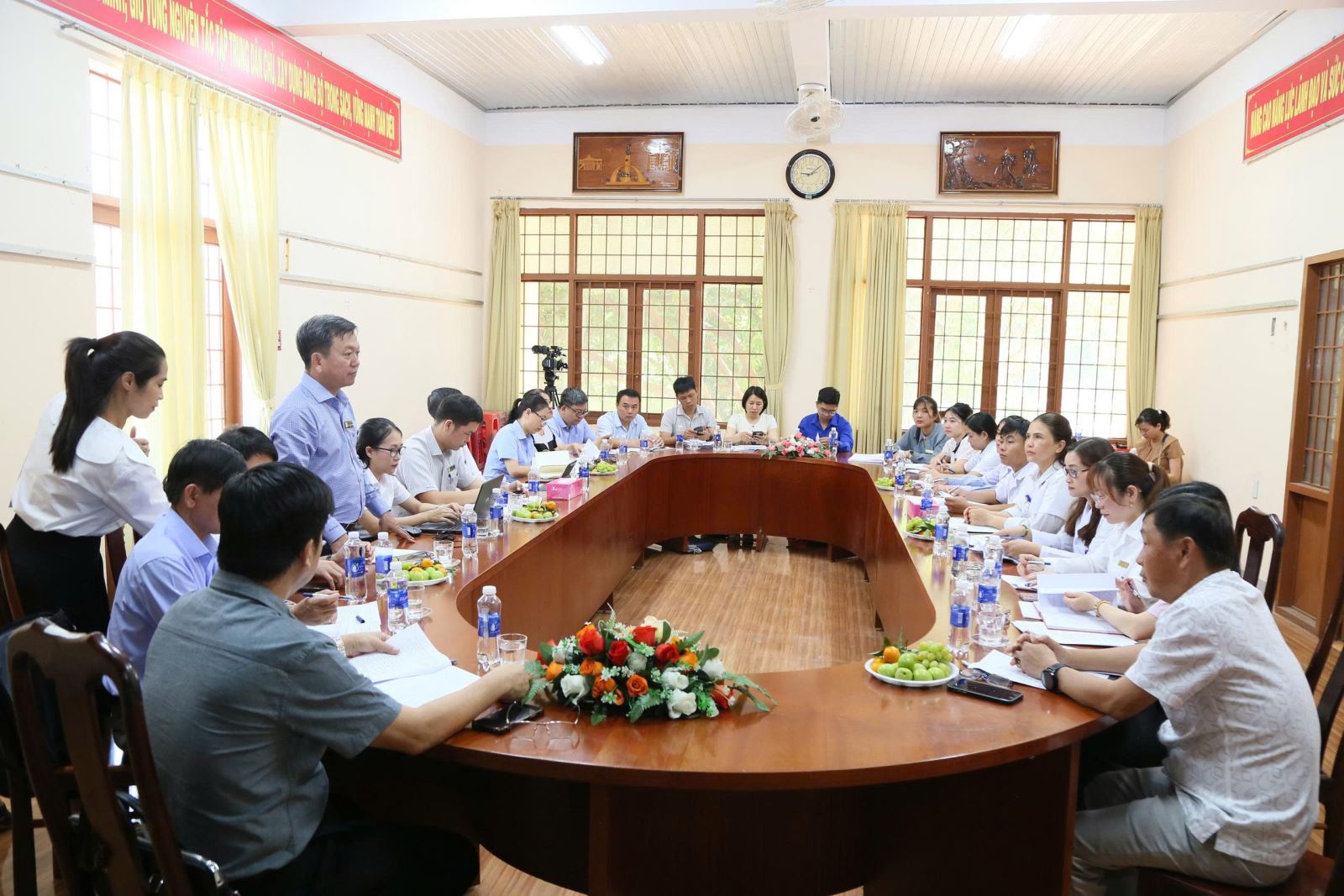 Ông Huỳnh Lê Xuân Bích - Phó Giám đốc Sở Y tế phát biểu tại buổi làm việc với Trạm Y tế phường Buôn Ma Thuột.