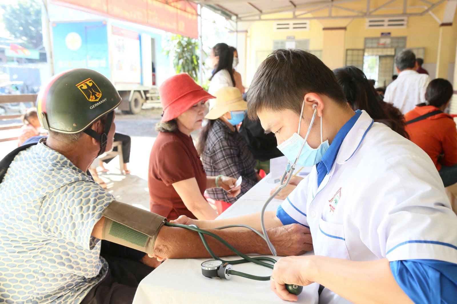 Ngành Y tế luân phiên bác sĩ từ tuyến trên về khám và hỗ trợ chuyên môn tại các trạm y tế xã nhằm đảm bảo người dân được khám chữa bệnh toàn diện ngay tại cơ sở.