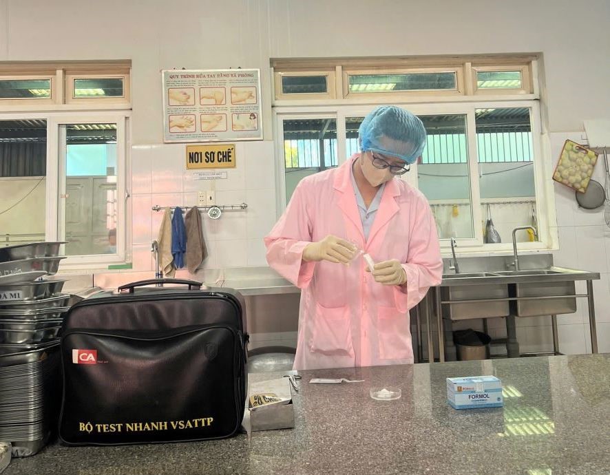 Đoàn kiểm tra thực hiện test kiểm tra nhanh tại bếp ăn tập thể trường học