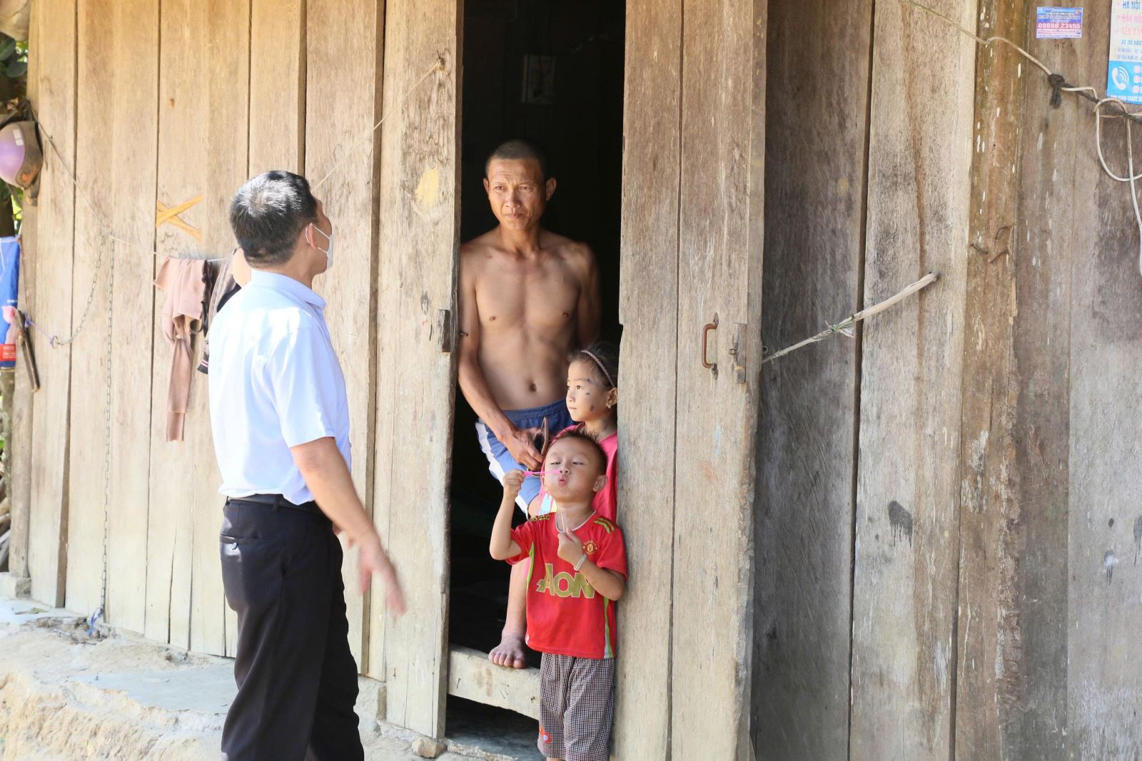 Trung tâm Kiểm soát bệnh tật tỉnh Đắk Lắk điều tra dịch tễ nhằm phát hiện và khoanh vùng ổ dịch thủy đậu tại thôn 20 xã Ea Riêng.