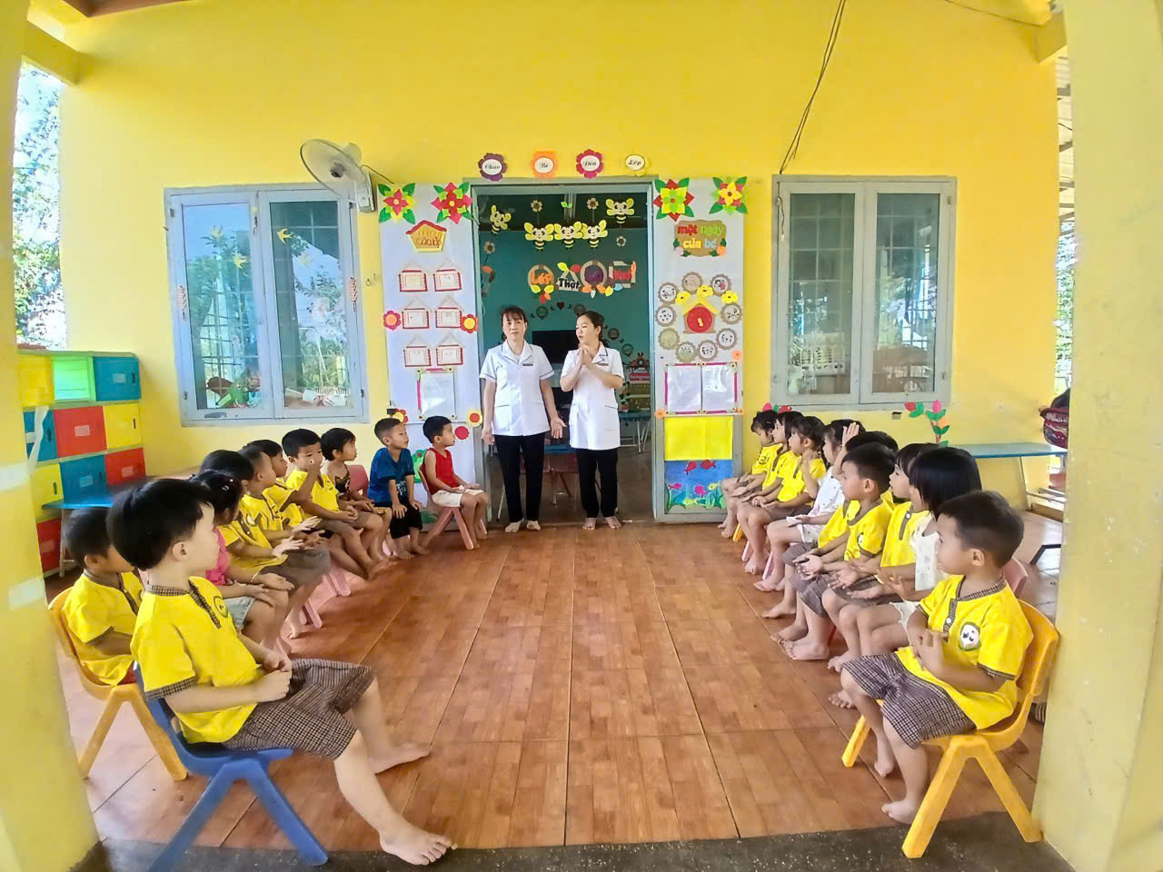 Trạm Y tế xã Ea Riêng tiến hành khám sức khỏe cho học sinh tại các trường học trên địa bàn nhằm kiểm soát dịch bệnh truyền nhiễm trong khu vực.