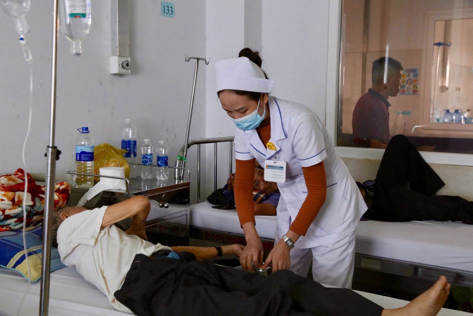 Bệnh nhân bị đột quỵ đang được điều trị tại Khoa Nội tổng hợp, Bệnh viện Đa khoa vùng Tây Nguyên.