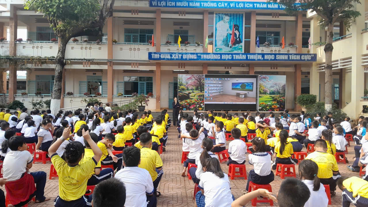 Toàn cảnh buổi truyền thông trực tiếp về phòng, chống đuối nước và phòng bệnh dại tại Trường Tiểu học Y Jút.